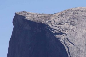 Vom Glacier Point aus kann man mit dem Fernglas Kletterer auf der Spitze des Half Dome sehen. Foto: Stefan Kremer