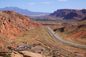 Blick vom Arches Richtung Moab. Die geschlängelte Linie ist der neue Radweg. Foto: Stefan Kremer