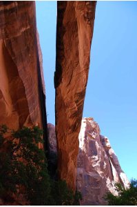 Unter der Morning Glory Bridge im Grandstaff Canyon. Foto: Michael Schlebach