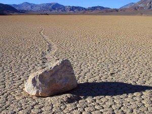 Ein wandernder Stein auf dem Racetrack Playa. Foto: wikipedia