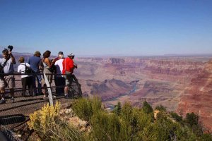 Besucher am Desert View Point. Foto: Stefan Kremer