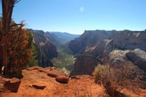 Blick von Angels Landing in den Zion Canyon. Foto: Anja Schlebach