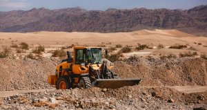 Bauarbeiten nach der Flash Flood bei den Mesquite Flats Sand Dunes im Death Valley National Park. Foto: NPS