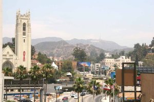 Blick vom Hollywood and Highland Center auf den Hollywood Schriftzug. Die Kirche links kennt man aus &quot;Sister Act&quot;. Foto: Stefan Kremer
