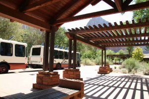 Shuttlebus an der Haltestelle des Zion Canyon Visitor Centers. Foto: Stefan Kremer