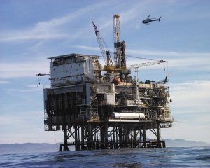 Arguello Inc. Harvest Oil Platform rund 10 km vor der Küste Kaliforniens bei Point Conception. Foto: NASA