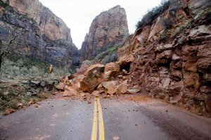 Felssturz blockiert den Zion Scenic Drive. Foto: NPS