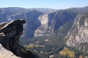 Blick vom Glacier  Point auf Yosemite Village und die fast ausgetrockneten Yosemite  Falls. Foto: Stefan Kremer