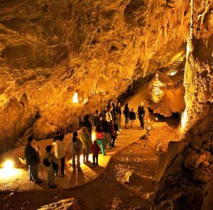 Besuchergruppe in den Mitchell Caverns. Foto: CA.gov