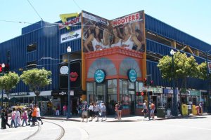 Bekanntes Hinweissschild auf das Hooters. Foto: Stefan Kremer