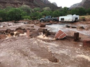 Durch Flash flood am 29.06.2021 beschädigte State Route 9 im Zion National Park. Foto: NPS