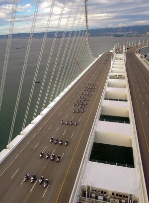 Motoradparade auf der neuen Bay Bridge. Foto: mtca.ca.gov