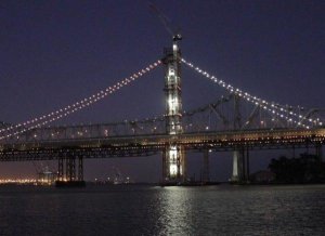 Zum ersten Mal beleuchtet: die neue Bay Bridge. Foto: Caltrans