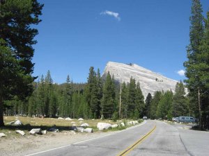 Auf der Tioga Road vor dem Lembert Dome. Foto: Stefan Kremer