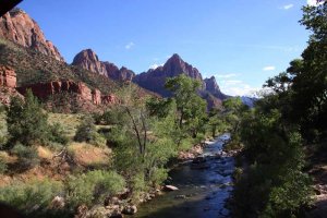 Blick vom Pa&#39;rus Trail über den Virgin River auf den Watchman. Foto: Stefan Kremer