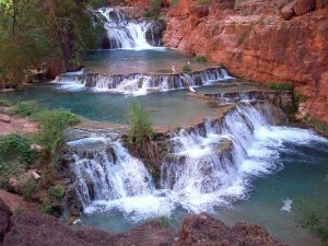 Die Beaver Falls 9,7 km flußabwärts von Supai Village. Foto: wikipedia